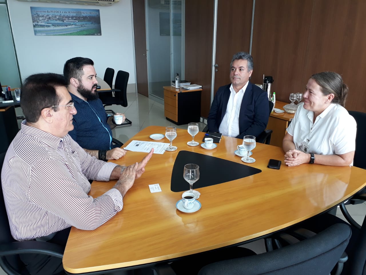 Representantes da Cruz Vermelha Internacional visitam a Pefoce e conhecem o trabalho de identificação do LIDD